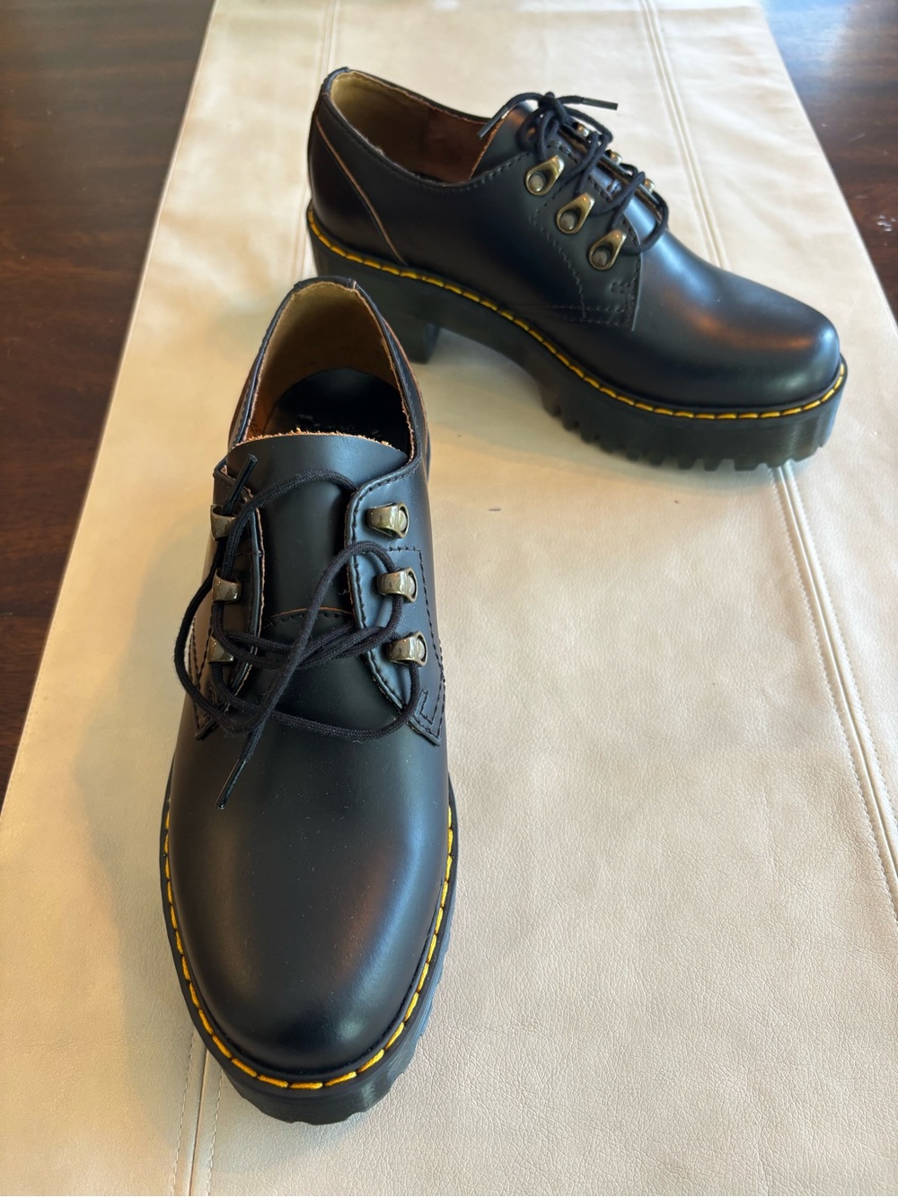 New -no box Dr. Martens Black Leather Leona Lo top